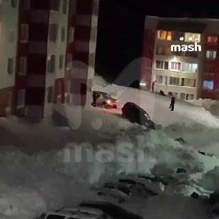 Миниатюра "мем смешной, ситуация страшная" с заваленной снегами Камчатки. Акт первый: у местного угнали машину, он подал заявление в полицию. Акт второй: оказалось, что автомобиль никто не угонял — он утонул в двухметровом сугробе.Локальный мем случился с 