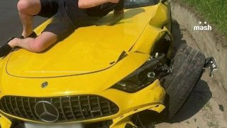 После ДТП с жёлтым кабриолетом сын нижегородского миллионера переместился в ресторан и продолжил бухать. Приводим его хейтспич полностью — там великое:"Вы живете скучно, вы не главный герой. Главный герой это я. Мне по*уй сколько людей в Нижнем это увидит,