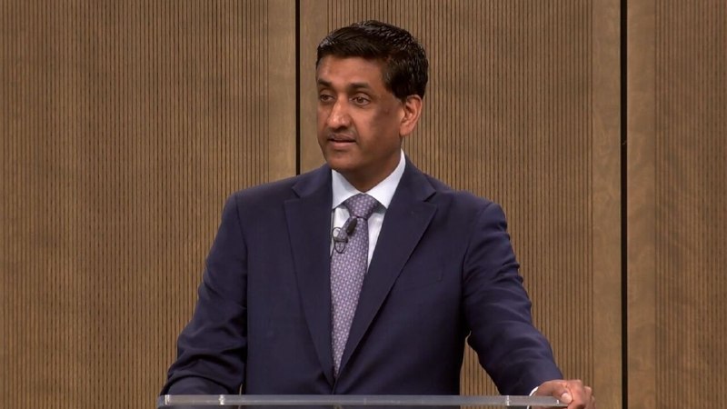 The Democratic representative demanded the end of the congressional recess and a vote on the end of the war against Iran
