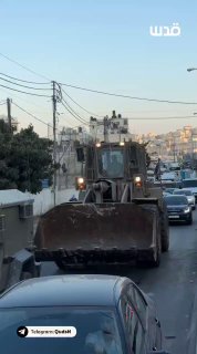 מלווה בדחפור צבאי...הכיבוש שולח תגבורת נוספת לכוחותיו במחנה קלנדיה, מצפון לירושלים הכבושה.