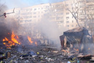 Россия ударила по жилому кварталу в ЗапорожьеКак сообщили в ОВА, в результате погиб по меньшей мере один человек, еще десять человек пострадали. В ГСЧС добавили, что повреждены два жилых дома, загорелись автомобили и гаражи. Подписаться на «Новую-Европа»