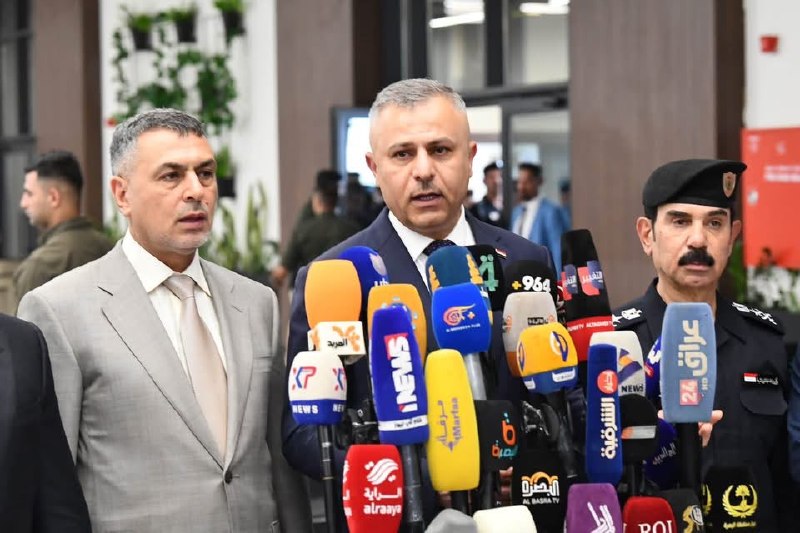 الوكيل الأقدم لوزارة الداخلية يفتتح قاعات الاستقبال الجديدة في منفذ الشلامجة ويؤكد: خدمة الزائر مسؤولية وطنية وأمن الحدود خط أحمر الأقدم لوزارة الداخلية يفتتح قاعات الاستقبال الجدي