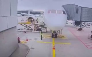 Boeing 787 чот приуныл в аэропорту Франкфурта-на-Майне — у самолёта авиакомпании Lufthansa, который готовился к вылету в Лос-Анджелес, сложилась передняя стойка шасси.Несколько сотрудников получили травмы, пассажиров на борту ещё не было, пишет Reuters.По 