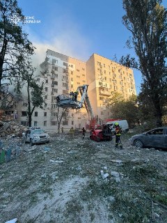 Во время российского удара по Киеву погибли 13 человек, более 80 пострадалиПо данным мэра города Виталия Кличко, пострадали 86 человек, 70 из них госпитализированы.⚪️ Масштаб атаки. По словам Клименко, в городе повреждены более 20 жилых домов. В Дарницком 