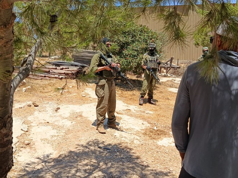 למרות המחסומים והאיומים של הכיבוש, התושבים מקיימים תפילת יום שישי בכניסה לאזור ח'לת אל-חומוס במסאפר יטא, דר…