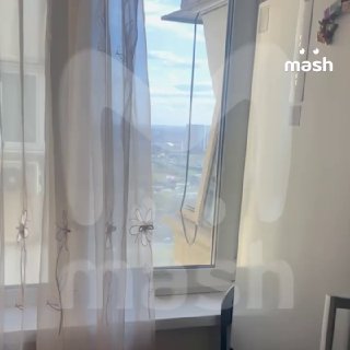 Мощный взрыв в многоэтажном доме на юге Москвы. Предварительно, в квартире взорвалась микроволновка — соседи оказались взаперти.По данным Mash, ударной волной вынесло балкон на Загорьевской улице: начался пожар — жители соседних квартир сидят на балконах н