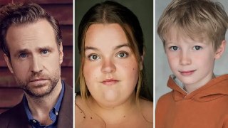 Каст второго сезона «Гарри Поттера» от HBO пополнился новыми актёрами  › Тома Реддла, молодого Волан-де-Морта, сыграет Билли Бэррэтт (слева). › Роль Джинни Уизли досталась Бонни Хилл (по центру). В первом сезоне героиню сыграла Грейси Кокрейн, но она покин