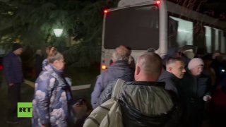 תושבי אלצ'קי המפונים הובאו למרכז אירוח זמני בסימפרופול. ברגע האחרון בוסטר.