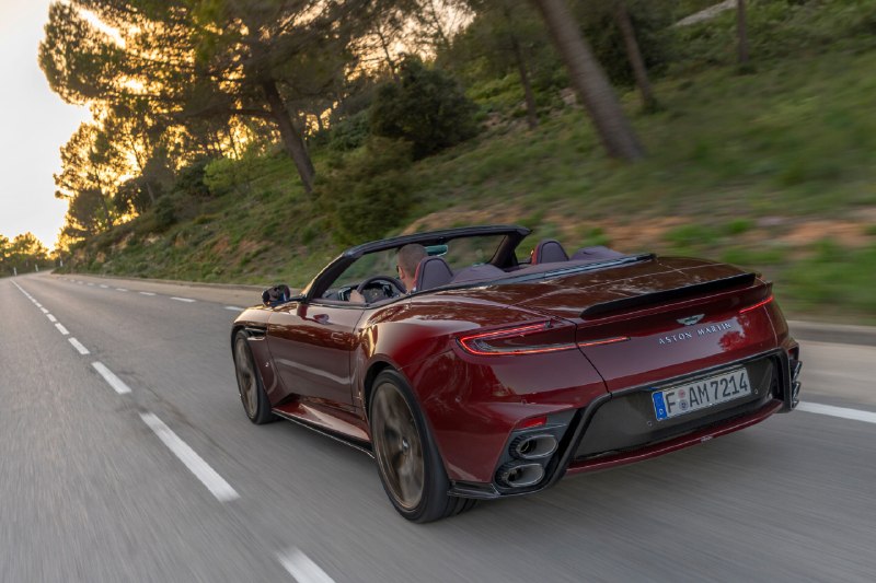 Сегодня мы обсуждаем новинку от Aston Martin - DB12 S Volante Drive, которая уже