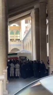 טהרן: גופת המנהיג העליון האיראני ההרוג הגיעה למתחם ח'ומייני