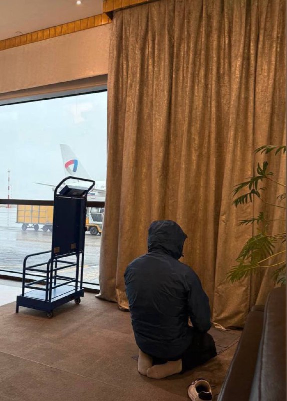 В связи с последними событиями Хабиб Нурмагомедов прокомментировал расистские посты, появившиеся ранее после того, как он совершил намаз в аэропорту. фото