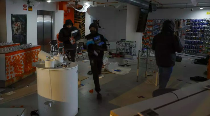 ‼ המשטרה עוצרת צעיר בן 17 כיוצר 'בלוקוס VLC'. הקטין יזם בזיזת עסקים, בדמותם ובדמיון למה שקרה בברצלונה במהלך…