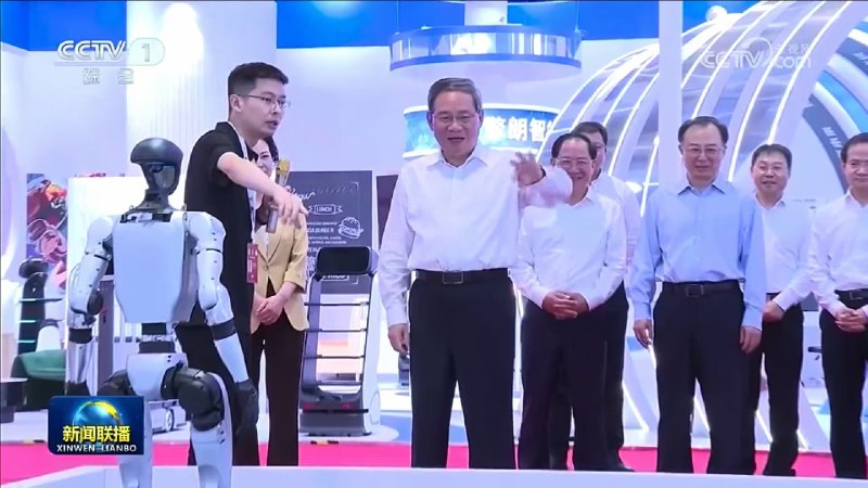 恭喜兴兴总！！ 这回稳了有幸21号下午展台后面小角落里“组团”聊了几句，低调、务实，对新的方向和下一阶段“守口如瓶”；🤐更巧的是，三名大学生自报家门、递上简历，表达愿意来公司工作（非实习）的同时，告知因为兴兴总多年前的分享让这群年轻人对机器人着迷；这亲自递到老板手里真是勇气可嘉，感叹现在的年轻人真的勇于表达自我、展示自我；我对中国的未来充满信心和无限期待，年轻人也不再把男不男 女不女的所谓明星挂在嘴边，时间和金钱不会再浪费在这些地方；科学家、企业家是他们心中的理想目标和榜样；希望政府部门能够创造更加开放、公平、包容的营商环境，把服务型政府落实到行动上恭喜兴兴总！！ 这回稳了有幸21号下午展台后面小角落里“组团”聊了几句，低调、务实，对新的方向和下一阶段“守口如瓶”；🤐更巧的是，三名大学生自报家门、递上简历，表达愿意来公司工作（非实习）的同时，告知因为兴兴总多年前的分享让这群年轻人对机器人着迷；这亲自递到老板手里真是勇气可嘉，感叹现在的年轻人真的勇于表达自我、展示自我；我对中国的未来充满信心和无限期待，年轻人也不再把男不男 女不女的所谓明星挂在嘴边，时间和金钱不会再浪费在这些地方；科学家、企业家是他们心中的理想目标和榜样；希望政府部门能够创造更加开放、公平、包容的营商环境，把服务型政府落实到行动上