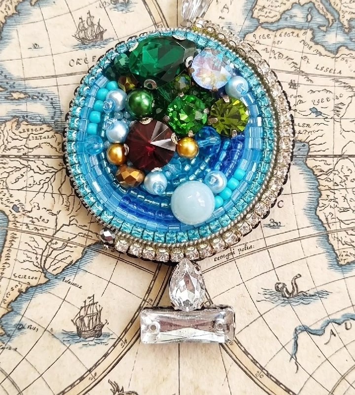 فروش گوشواره،گلسینه Hand made earrings: گلسینه ی کره زمین خیلی قشنگههههه 🤩🤩🤩نماد حیات و جاودانگی قابل اجرا در رنگبندی دلخواه شماجهت مشاوره و سفارش👇 @leyli_torab