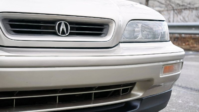 В 1992 один Acura на купе умудрился «переехать» на треке BMW 535i — и это был не
