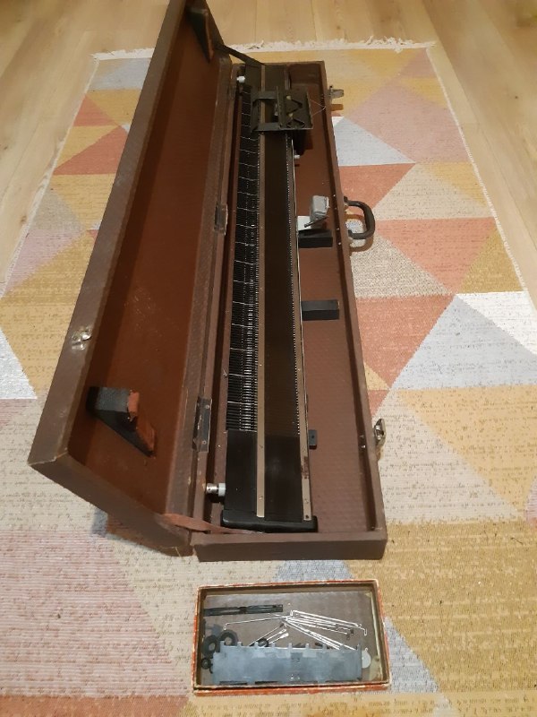 Вязальная машинка Нева, лампа и другие предметы — фото 1