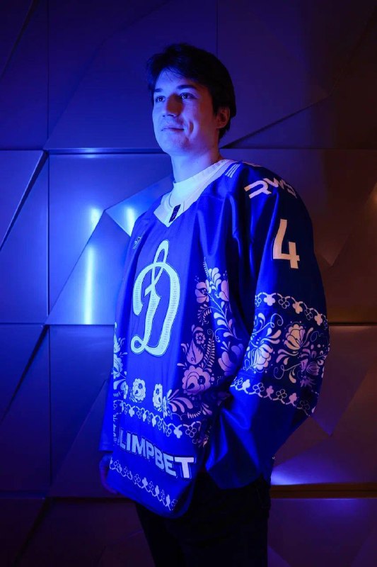 Московское хоккейное «Динамо» подготовило на Масленицу специальную форму с принтом в стиле «гжель», в которой сыграет в завтрашнем матче чемпионата Рос фото