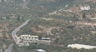מתנחל מיליטנטי חמוש סוגר את כביש "עוקף זוואטה" לכלי רכב פלסטינים ממערב לשכם.