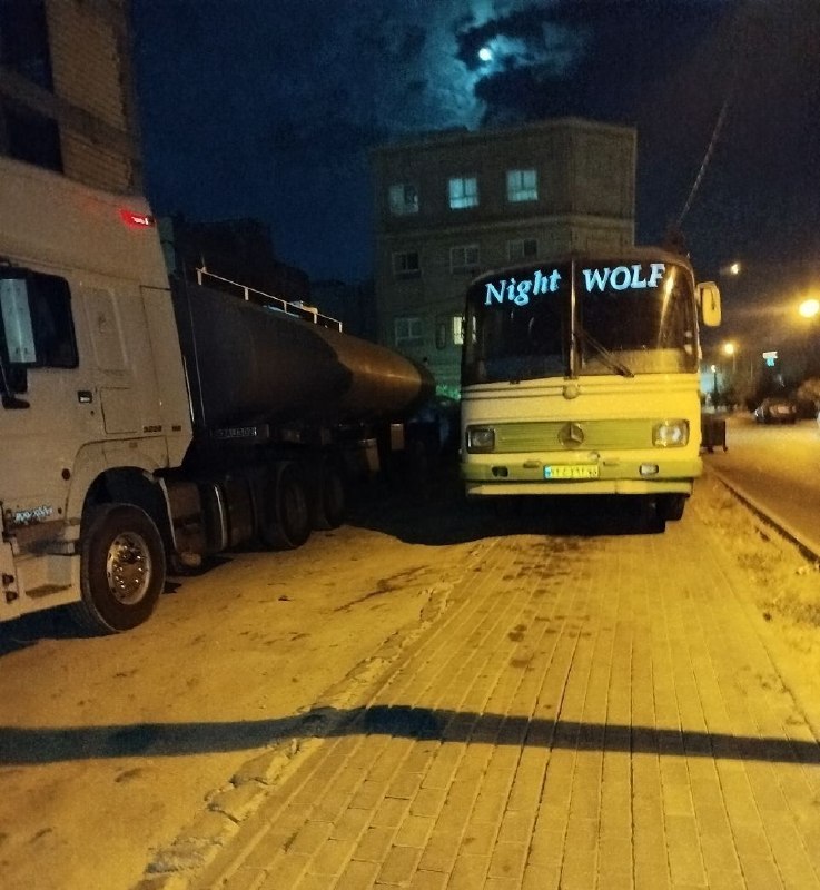 🏡سهندیمیز: 📩پیام شهروندپارک کردن تریلی، اتوبوس و خودروهای سنگین دیگر در محلات و پیادهروها باعث میشه تردد در محله برای ساکنین سخت ب