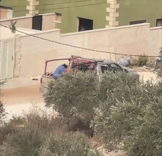 מתנחלים זורקים את האשפה שלהם ליד בתי תושבים באזור מאמורה בעיירה קרוואט בני חסן, ממערב לסלפית.