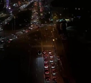 מרכז קייב נותר ללא חשמל בבירה נותק החשמל בבנייני מגורים, כך דיווחו כלי תקשורת מקומיים. פקקי ענק נוצרו בכביש…