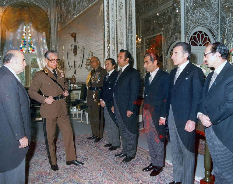 کمپین بازگشت شاهزاده: چه شد از ان شکوه و کلاس رسیدیم به پیراهن روی شلوار و پای برهنه و دمپایی ؟؟؟چه خاکی بر سرمان ریخته شد؟؟🔗 تیمسار دریابان ب