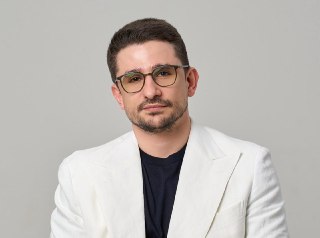 Блогера Майкла Наки заочно приговорили к пяти годам колонии по делу о призывах к деятельности против безопасности России, с учетом предыдущего приговора ему назначено 14 лет колонии, сообщает «Медиазона».Поводом для нового дела стало видео Наки о пятой ина