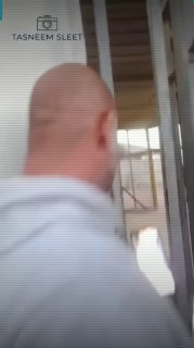 האסיר "עאדל עודה" מפרבר דנאבה, מזרחית לטול כרם, מחבק את אביו לאחר שבילה 10 שנים בבתי הכלא של הכיבוש.