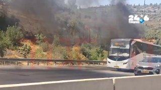 🇮🇱 הפרגוד: רכב עולה באש בדרך לירושלים. כבאות והצלה ארצי.