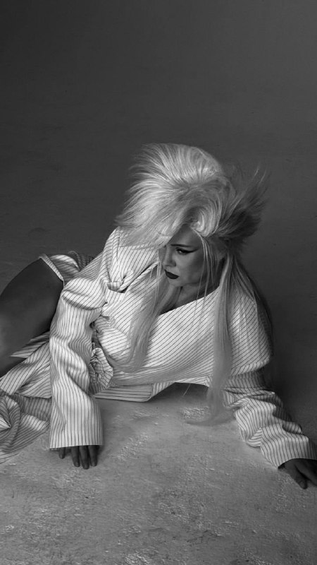 В понедельник участвовала в съемке для ТО-МАПодготовила вот такие парики. Команда была в восторге от белого, фото с ним сделали, по-моему, все.В команде все ребята очень талантливые 💔 Надеюсь, работаем вместе не последний раз.Для меня такие проекты — это непередаваемые ощущения от атмосферы съемки, команды, места. Жаль, что иногда, из-за плотного графика, их меньше, чем хотелось бы 👹Как вам образы?В понедельник участвовала в съемке для ТО-МАПодготовила вот такие парики. Команда была в восторге от белого, фото с ним сделали, по-моему, все.В команде все ребята очень талантливые 💔 Надеюсь, работаем вместе не последний раз.Для меня такие проекты — это непередаваемые ощущения от атмосферы съемки, команды, места. Жаль, что иногда, из-за плотного графика, их меньше, чем хотелось бы 👹Как вам образы?