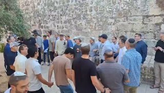 מתנחלים רוקדים ומקיימים טקסים תלמודיים במהלך הסתערות מסגד אל-אקצא המבורך