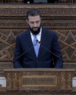 "סוריה כותבת היסטוריה מפוארת המבטאת את גבורתה", אמר הנשיא אחמד אל-שרעא בנאום בפני חברי אספת העם.