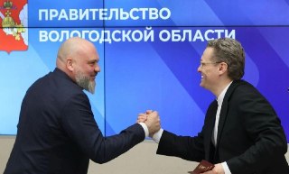 ⚡️Бывшего замгубернатора Вологодчины — участника пьяной драки в ресторане — задержали по коррупционному делу. Защищавший его губернатор сообщил о «вычищении» командыВ Вологодской области задержали экс-заместителя губернатора Ивана Иноземцева (на фото слева