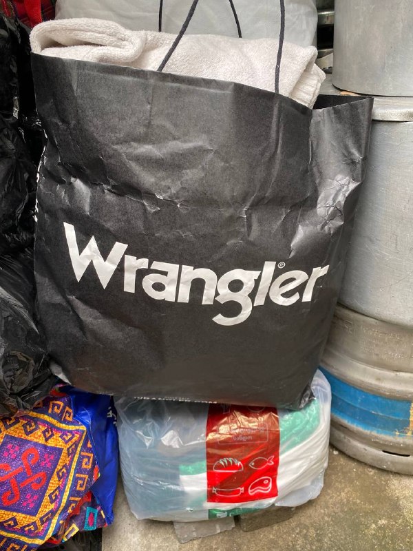 Есть 2 пакета вещей: женские и мужские. Можно забрать сегодня для тех, кто нуждается или передает в — фото 1