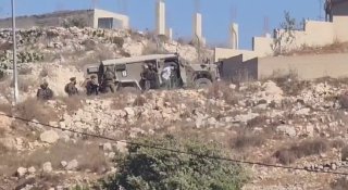 דחוף: לאחר עימותים אלימים בין צעירים ועדרי מתנחלים, כוחות הכיבוש עוצרים שני צעירים סמוך לאזור אל-חוז ביישוב…