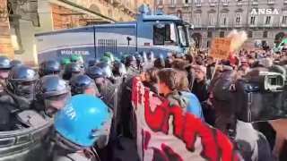 יש הפגנות המוניות באיטליה הדמוקרטית. השלטונות הדמוקרטיים החליטו להשתמש בכוח דמוקרטי, וכבר נעשה שימוש במועדו…