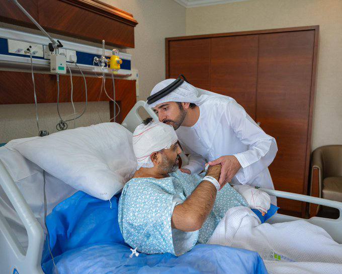 נסיך הכתר מדובאי מבקר את הטייס ההודי שנפצע בתאונת פלידובאי, סמית מצ'הר