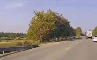На Сахалине вертолет с сотрудником избиркома и журналистами рухнул на трассу. По одной из версий, на борту закончилось топливоВертолет Ми-8 совершил жесткую посадку на дороге в районе поселка Сокол на юге Сахалина. После приземления он съехал с проезжей ча