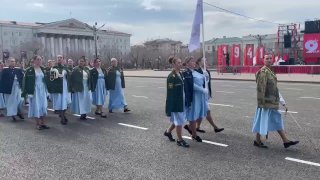 В Чите на параде Победы впервые по площади прошла колонна жен и матерей участников войны с Украиной. Видео опубликовала местная администрация.
