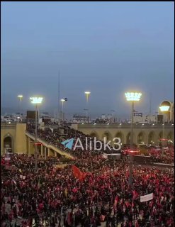 קריאות תרועות רמות מההמונים הקוראים "הו חוסיין עליו השלום)" עולות לצד גופתו המכובדת של מנהיג ההרוג של המהפכ…