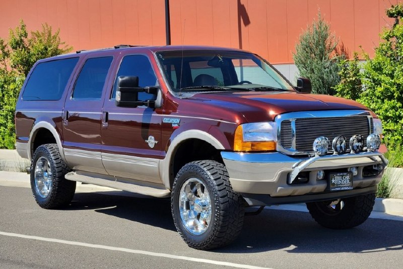 🌞 Встречайте интересный экземпляр на рынке авто - Ford Excursion 2001 года в ве