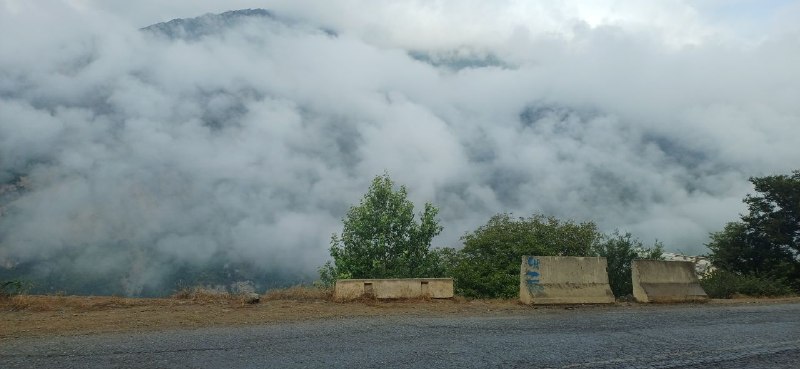 هواشناسی گیلان فورکا: نمایی از روستای کیارمش اشکور صبح امروزبه به ابرها کوه رو تو آغوش خودشون گرفتن ❤️🚀 @Guilan_Foreca 🥵🤖 @Guilan_forecabot ☀📱