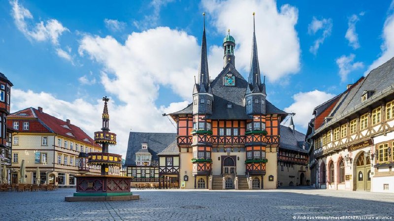 Все самые красивые фахверковые города Германии - в одном маршруте. Он проходит через всю страну с северного города Штаде на Эльбе до до Мерсбурга на Боденским озере. На пути в 3500 километров можно проехаться чуть ли не по сотне немецких городков, в которы