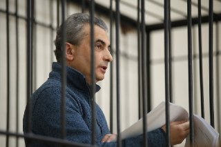 Свидетелями обвинения по делу Шлосберга* оказались участники псковской теробороны и «Русских маршей»В ходе заседаний Псковского горсуда 15-16 июля по делу зампредседателя «Яблока» Льва Шлосберга допрашивали свидетелей обвинения. Ими оказались члены псковск