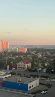В Энгельсе Саратовской области в результате атаки беспилотников повреждена гражданская инфраструктура, сообщил губернатор.По его словам, пострадавших нет. Других подробностей он не привел.Судя по распространяющимся фото и видео, беспилотник попал в многоэт