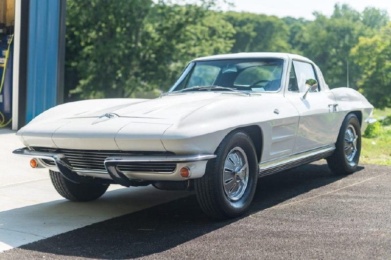 В субботу мы решили поговорить о красивом 🤔: Chevrolet Corvette Coupe 1964 года