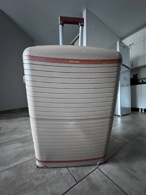 Продам чемодан, размер L, без 2 колёсиков — фото 1