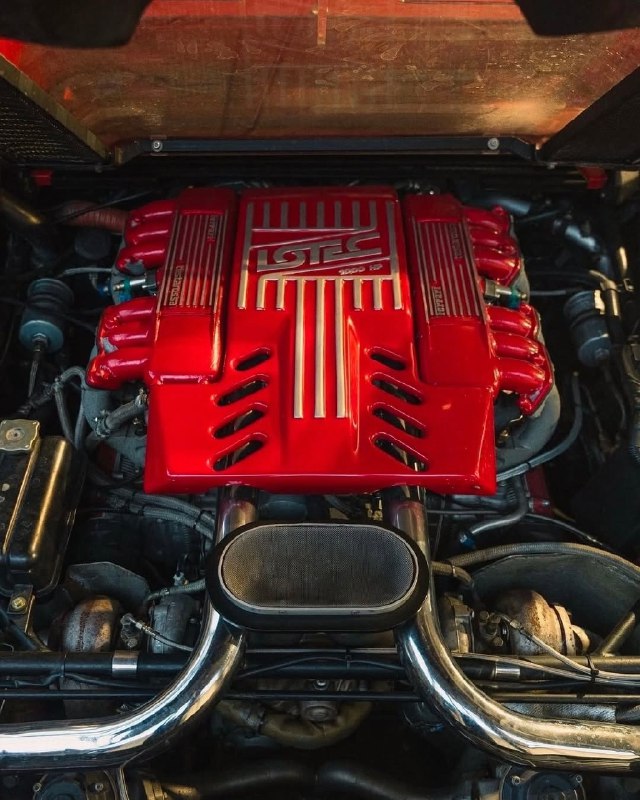 Lotec TT1000 был построен на базе Ferrari Testarossa с применением оригинальных углепластиковых кузо 4