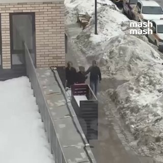 Подросток устроил подрыв банкомата в отделении банка в подмосковном Путилково. Взрывной волной выбило стёкла.Очевидцы рассказали Mash, что незадолго до детонации из здания выбежал подросток. Школьника задержали местные — затем его передали прибывшим сотруд