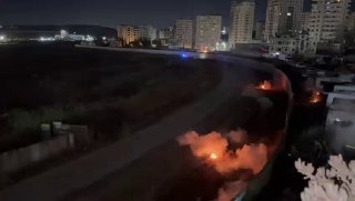 זירות שריפות הפורצות במכון קלנדיה וסביבתו כתוצאה מירי כוחות הכיבוש פצצות גז מדמיע במהלך הסתערותם על המחנה ב…